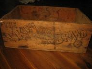 Pen trekasse fra DE NORSKE MELKEFABRIKKER KRISTIANIA 30-40 TALLET Ca 50*34 cm stor 18 cm høg En pen kasse som kan brukes til så mangt