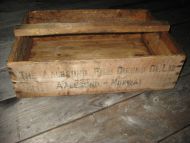 Trekasse med reklame fra THE AALESUND FISH CURINO CO LTD AALESUND NORWAY