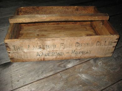 Trekasse med reklame fra THE AALESUND FISH CURINO CO LTD AALESUND NORWAY