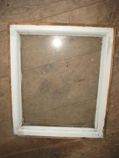 Gammelt vindu, ca 44*50 cm stort, brest i glass, ikkje til hinder for bruk. .