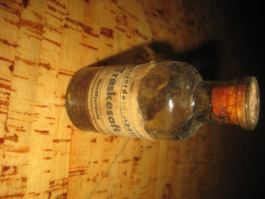 Flaske med noe innhold Trøskesaft fra Nordfjoreid Apotek 50 tallet