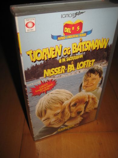 VI PÅ SALTKRÅKAN. NISSER PÅ LOFTET. 1975, 53 MIN.