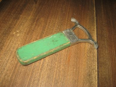 Nostalgisk flaskeåpner med trehandtak gammel