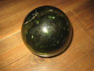 Rund kavlkule fra tidleg 1900 brukt ved garnfiske på tidleg 1900 ca 10 cm i diameter mørk grønn merka M