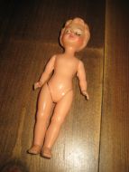 Eldre dokke i hardplast 60 tallet Ca 17 cm lang