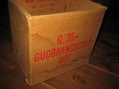 Eske i tykkt papp G 35 GUDBRANDSDALSOST pen i et butikkmiljø 60 tallet