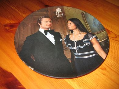 Kongelig pynteplatte i hardplast