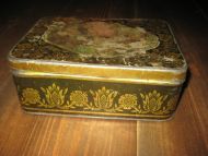 Gammel blikkbooks med lokk ca 18*13 cm stor 7 cm høg 40 tallet