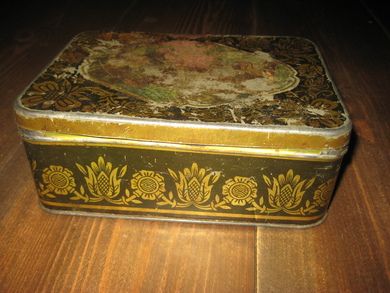 Gammel blikkbooks med lokk ca 18*13 cm stor 7 cm høg 40 tallet