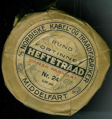 Pakke i uåpna stand med innhold HEFTETRAAD fra NORDISKE KABEL- OG TRAADFABRIKER Middelfart