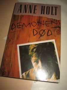 HOLT, ANNE: DEMONENS DØD. 1995.