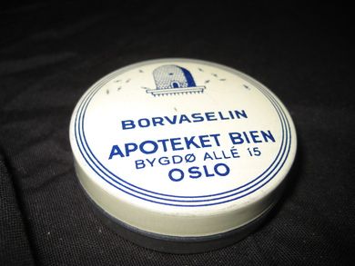 Strøken og ubrukt blikkeske uten innhold BORVASELIN fra APOTEKET BIEN OSLO 50 tallet