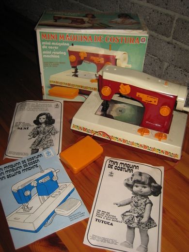 Symaskin til den minste? Av eldre dato 60 tallet selges med innhold i esken