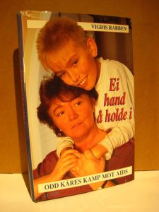 RABBEN, VIGDIS: Ei hand å holde i. ODD KÅRES KAMP MOT AIDS. 1993.