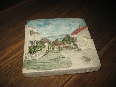 Pent keramisk bilde ca 10*10 cm stort med oppheng for vegg
