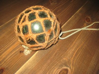 Kavlkule i topp stand brukt ved garnfiske i gamle dager Fra forige århundreskifte Ca 12 cm i diameter mørk grønn merka M