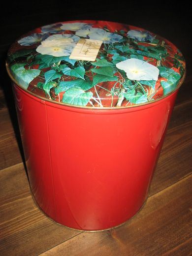 Stor kakeboks fra 60 tallet ca 22 cm i diameter 24 cm høg