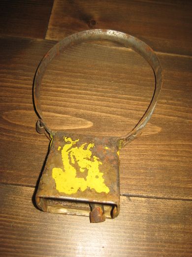 Ku- / sauebjelle med jernklave 40 tallet
