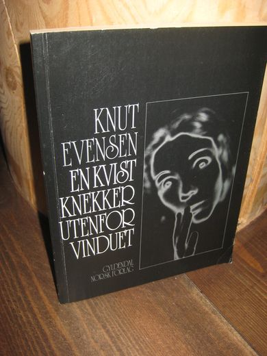 EVENSEN, KNUT: EN KVIST KNEKKER UTENFOR VINDUET. 1980.