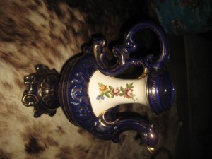 Megastor og dekorativ vase med tut, ukjendt produsent, ca 38 cm høg. 