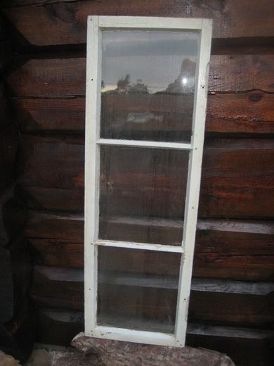 Gammelt 3 delt vindu, ca 43*134 cm stort. Alle glass er feilfri. . 