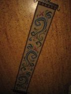 Pen heimelaga klokkestreng med jernbeslag oppe og nede ca 102 cm lang Pent arbeid