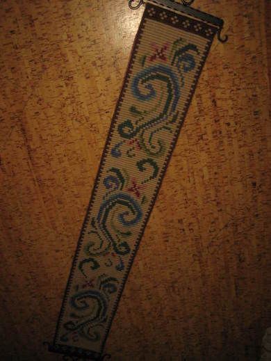 Pen heimelaga klokkestreng med jernbeslag oppe og nede ca 102 cm lang Pent arbeid