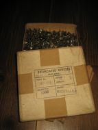 Eske med innhold BIFURCATED RIVETS 40 tallet