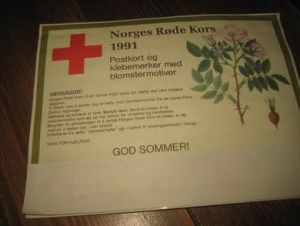 Norges Røde Kors. Postkort og klebemerker medblomstermotiv, 1991.