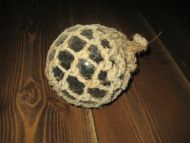 Pen kavl ca 10 cm i diameter mørk grønn med oppheng tidleg 1900