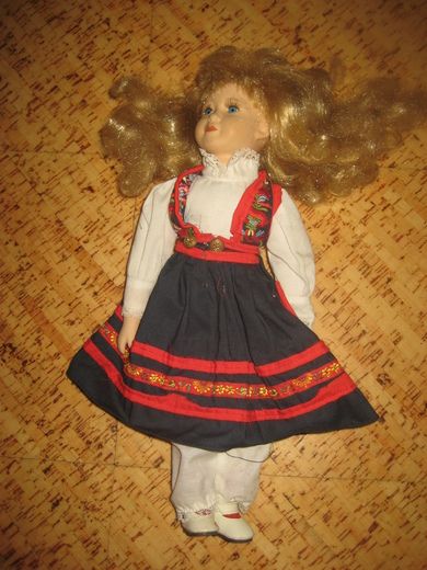 Noe for din samling? Porselenshode og armer sytt på bol ene arm skada elles i god stand