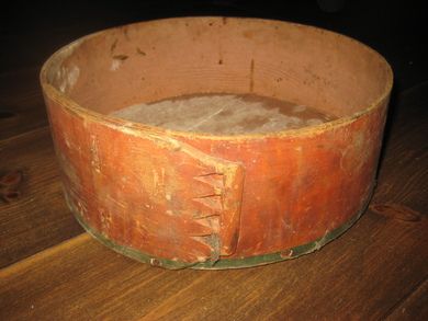 Gammel underdel ca 27 cm i diameter Ikkje vaska blir pen på bordet med td tørka blomster