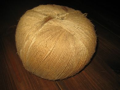 Ubrukt rull med hyssing fra eldre krambod pen i sitt rette miljø 50 tallet 22 cm i diameter