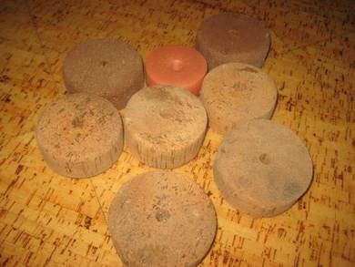 Lot med gamle garnkorker brukt ved garnfiske i gamle dager kan brukes til så mangt Du får denne loten som du har bestillt dette er lott kork nr F