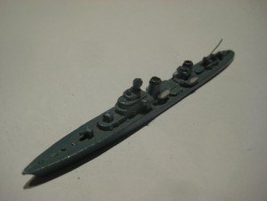 Krigsskip i tinn, ca  11.5 cm lang. Lys blå. 50 tallet.