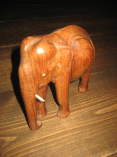 Meget pen elefant i mahognire ca 15 cm høg 60 -70 tallet