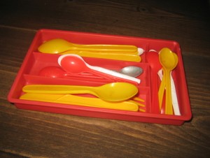 Leikesett med kniver, skeier og gafler, HP PLAST, 60 tallet.