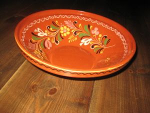 Rosemala keramikk skål, ca 28 cm i diameter. 