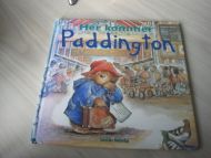 Her kommer Paddington. 1997.