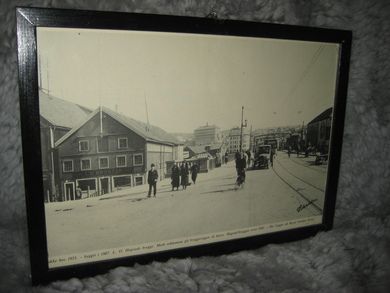 Bakke bro 1933 - bygget i 1887 L O Hegstads brygge Merk reklamene på bryggeveggen til høyre Heggstad bryggen revet 1982 Her ligg no Royal Garden