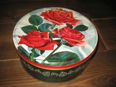 Pen kakeboks med motiv Ca 23 cm i diameter 9 cm høg