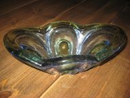 Pen glasskål med grønnt skjer, oval, ca 24 cm lang, 60 tallet.