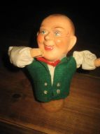 Mekanisk herremann mangler glass i handa som beveger seg opp når en presser på på undersida Ca 18 cm høg 50 tallet