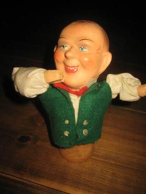 Mekanisk herremann mangler glass i handa som beveger seg opp når en presser på på undersida Ca 18 cm høg 50 tallet