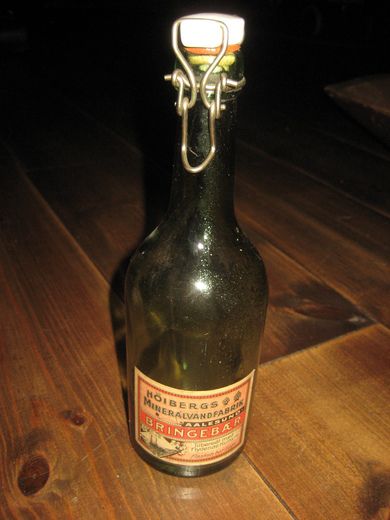 Flaske med pen etikett, BRINGEBÆR, fra HØIBERGS MINERALVANDSFABRIK, AALESUND, 30-40 tallet. Med patentkork.. 