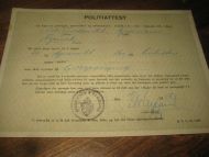 POLITIATTEST om kjøp av sprengto, tennmidler og ammunisjon. 18/1 1958. 20 kg dynamitt.