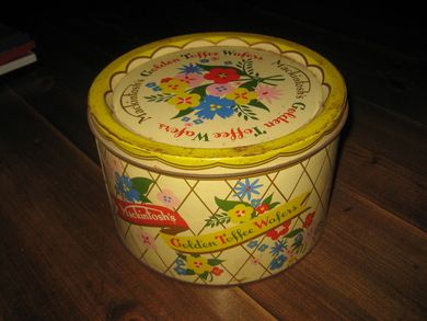 Eldre boks fra Mackintosh's 60 tallet Ca 23 cm i diameter 15 cm høg