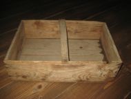 Gammel trekasse med hank ca 45*30 cm stor 14 cm høg