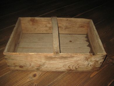 Gammel trekasse med hank ca 45*30 cm stor 14 cm høg