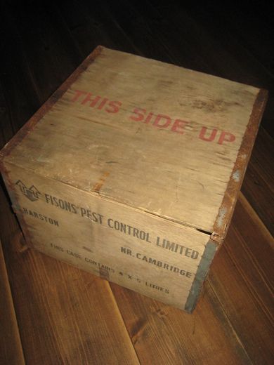 Trekasse med tekst: FISONS PEST CONTROL LIMITED Ca 34*34 cm stor 28 cm høg